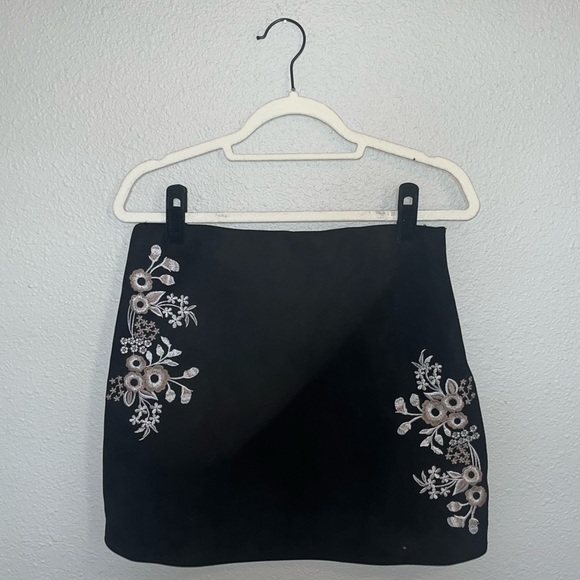 Jun & Ivy Embroidered Mini Skirt. Size L. - Picture 1 of 3